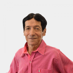 La foto fue tomada en primer plano, fondo blanco y el profesor Hector Mendez está situado en el centro.