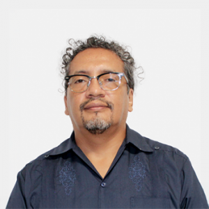 The photo was taken in close-up, with a white background, and the professor Helwar Hernando Figueroa Quezada is situated in the center.
