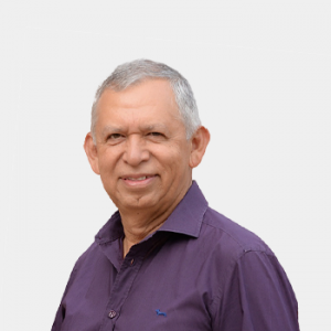 The photo was taken in close-up, with a white background, and the professor Hernán Porras Díaz is positioned in the center.