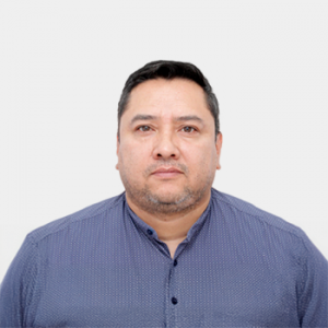 La foto fue tomada en primer plano, fondo blanco y el profesor Hernando Andres Pulido está situado en el centro.