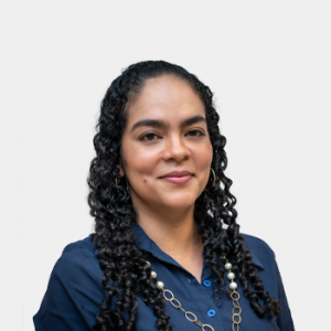 The photo was taken in close-up, with a white background, and the professor Isabel Cristina Dominguez is positioned in the center.
