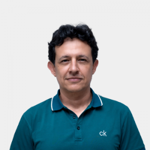 The photo was taken in close-up, on a white background, with the professor Javier Mauricio Martinez positioned in the center.