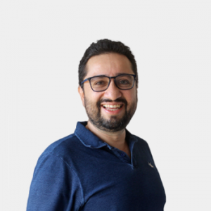 La foto fue tomada en primer plano, fondo blanco y el profesor Javier Orlando Aguirre Román está situado en el centro.