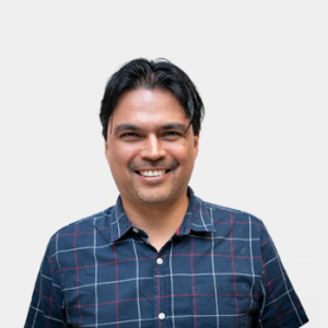 The photo was taken in close-up, with a white background, and the professor John Jairo Marquez is positioned in the center.