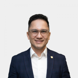 The photo was taken in close-up, on a white background, with the professor Jorge Enrique Pulido positioned in the center.