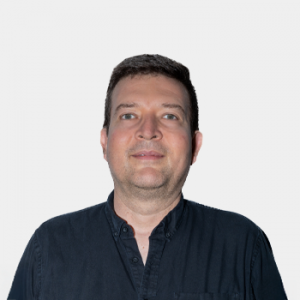 The photo was taken in close-up, on a white background, with the professor Jorge Francisco Maldonado Serrano positioned in the center.