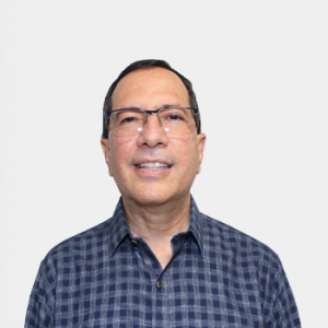 The photo was taken in close-up, with a white background, and the professor José Manuel de la Esperanza Franco Serrano is positioned in the center.