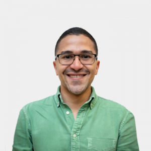 La foto fue tomada en primer plano, fondo blanco y el profesor Jose Miguel Benjumea está situado en el centro.