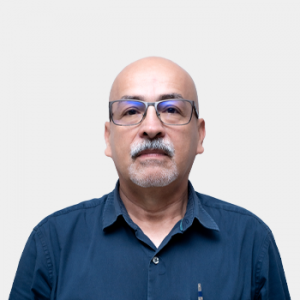 The photo was taken in close-up, with a white background, and Professor Juan Carlos Muñoz is positioned at the center.
