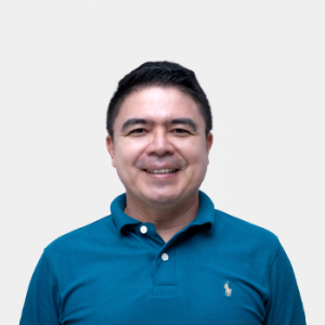 The photo was taken in close-up, on a white background, with the professor Luis Eduardo Bautista positioned in the center.