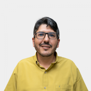 The photo was taken in close-up, on a white background, with the professor Manuel Leonardo Prado positioned in the center.