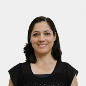 The photo was taken in close-up, on a white background, with the professor Maria Fernanda Maradei positioned in the center.