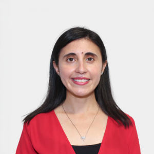 The photo was taken in close-up, with a white background, and the profesor María del Pilar Monroy Merchan is situated in the center.