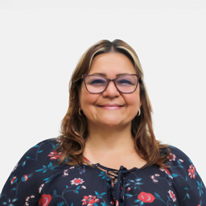 La foto fue tomada en primer plano, fondo blanco y la profesora Martha Ligia Peña Villamizar está situada en el centro.