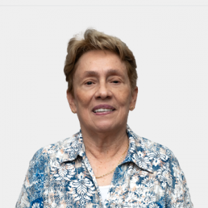 La foto fue tomada en primer plano, fondo blanco y la profesora Mary Lupe Angulo de Meza está situada en el centro.