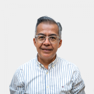 La foto fue tomada en primer plano, fondo blanco y el profesor Miller Salas Rondón está situado en el centro.