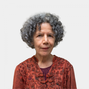 La foto fue tomada en primer plano, fondo blanco y la profesora Mónica Marcela Jaramillo Ramírez está situada en el centro.