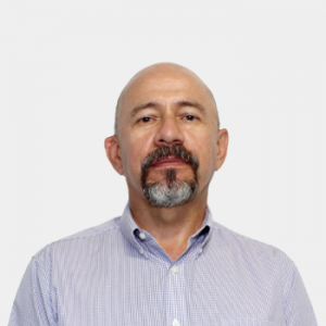 La foto fue tomada en primer plano, fondo blanco y el profesor Nectali Ariza Ariza está situado en el centro.