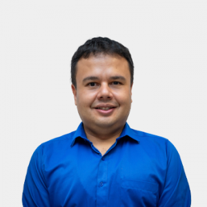 The photo was taken in close-up, with a white background, and the professor Orlando Arroyo z is positioned in the center.