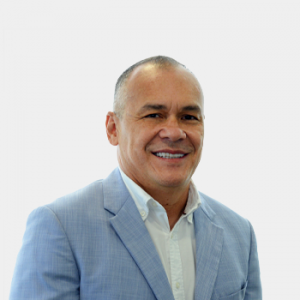 La foto fue tomada en primer plano, fondo blanco y el profesor Pedro Antonio Garcia está situado en el centro.