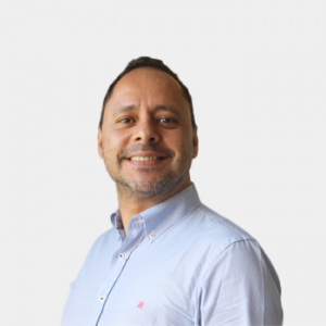 The photo was taken in close-up, on a white background, with the professor Rafael Gonzalo Angarita positioned in the center.