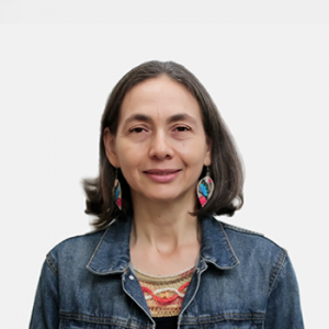 La foto fue tomada en primer plano, fondo blanco y la profesora Raquel Méndez Villamizar está situada en el centro.