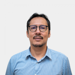 La foto fue tomada en primer plano, fondo blanco y el profesor Ricardo Oviedo está situado en el centro.