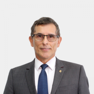 La foto fue tomada en primer plano, fondo blanco y el profesor Samuel Fernando Muñoz Navarro está situado en el centro.