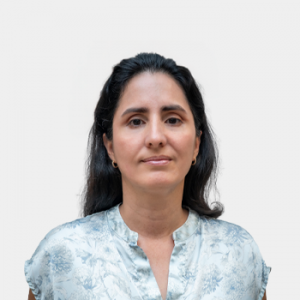 The photo was taken in close-up, with a white background, and the professor Silvia Tijo is positioned in the center.