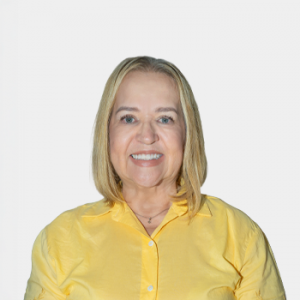 The photo was taken in close-up, with a white background, and the professor Sonia Gómez Benítez is positioned in the center.