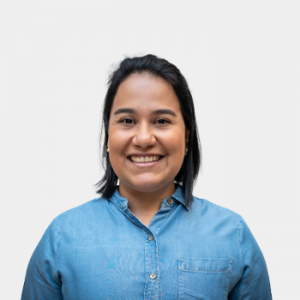 La foto fue tomada en primer plano, fondo blanco y la profesora Tatiana Guarin Corredor está situada en el centro.
