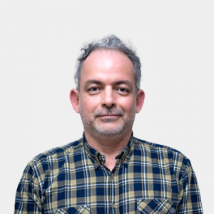 The photo was taken in close-up, on a white background, with the professor Valsak Rojas Torres positioned in the center.