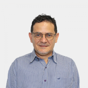 The photo was taken in close-up, with a white background, and the professor William Elvis Plata Quezada is situated in the center.