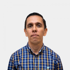 La foto fue tomada en primer plano, fondo blanco y el profesor Yerly Fabian Martinez está situado en el centro.