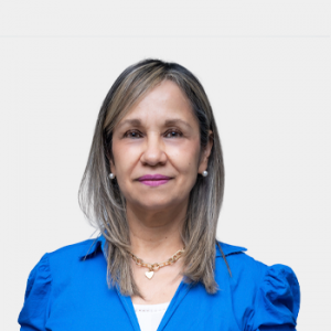 La foto fue tomada en primer plano, fondo blanco y la profesora Zuly Himelda Calderón Carrillo está situado en el centro.
