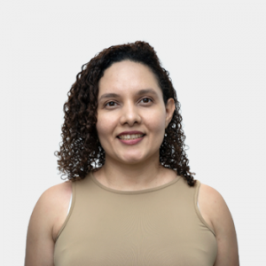 Fotografía frontal de la profesora Ana Paola Mora