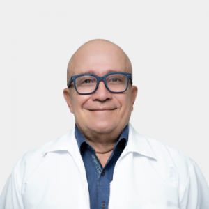 Fotografía frontal del profesor Ernesto Garcia Ayala