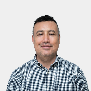 Fotografía frontal del profesor Giovanny Jiménez