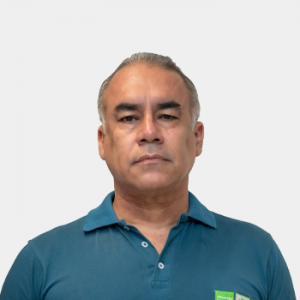 Fotografía frontal del profesor Guillermo Mejia