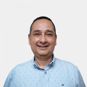 Fotografía frontal del profesor Victor Hugo Serrano