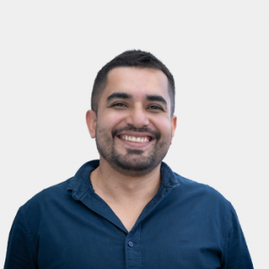 Fotografía frontal del profesor Carlos Jose Paez