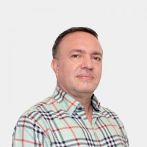 Fotografía frontal del profesor Carlos Leonardo Beltrán Ríos