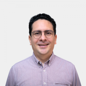 Fotografía frontal del profesor David Miranda