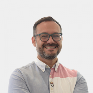 Fotografía frontal del profesor Diego Hernandez