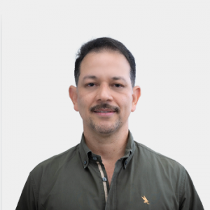 Fotografía frontal del profesor Eduardo Orozco Ospino