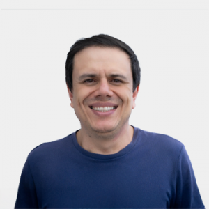 Fotografía frontal del profesor Fabio Lora Clavijo