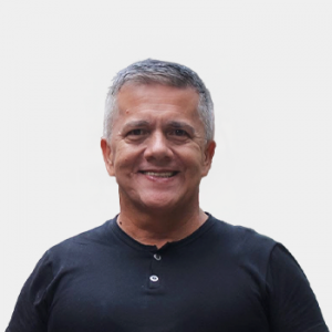Fotografía frontal del profesor Fernando Estrada Gallego