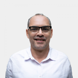Fotografía frontal del profesor Isaac Guerrero