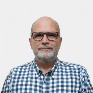 Fotografía frontal del profesor Javier Alejandro Acevedo