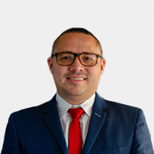 Fotografía frontal del profesor Jorge Andrey Cáceres